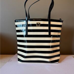 KATE SPADE NEW YORK
Patent Leather Tote Bag